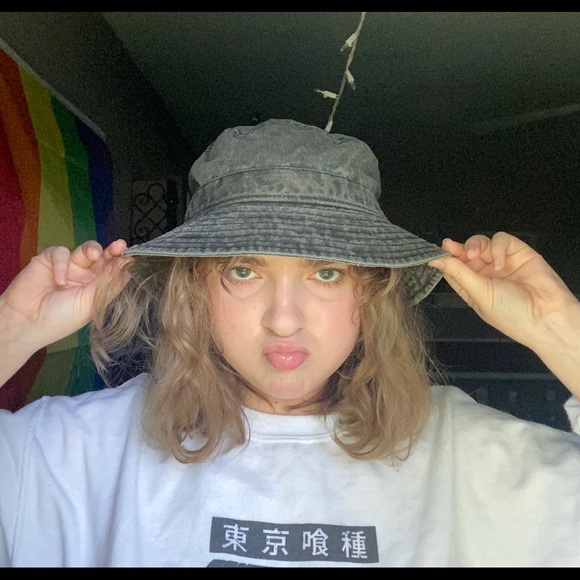 Meet your Posher, Madison - Picture 1 of 1